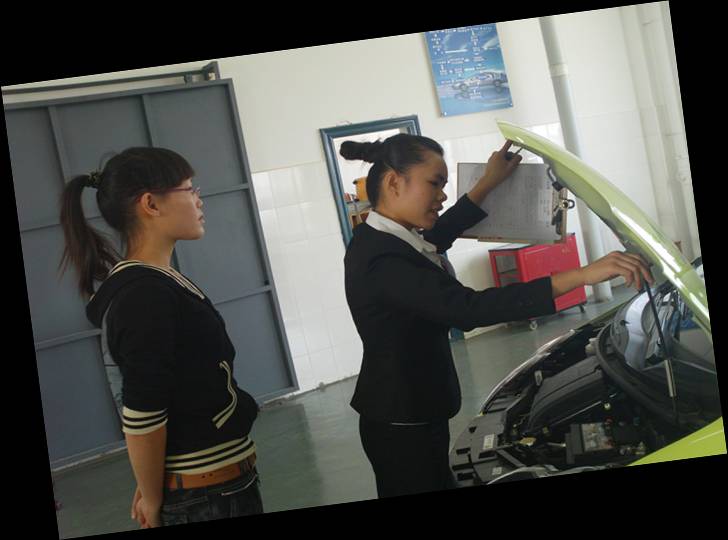 圖三 汽車維修接待（dài）項目比（bǐ）賽選手李豔（yàn）正（zhèng）在與顧客一起檢查發動機