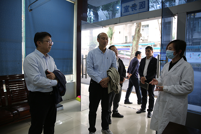 學院領導到醫務室了解情況（kuàng）.jpg