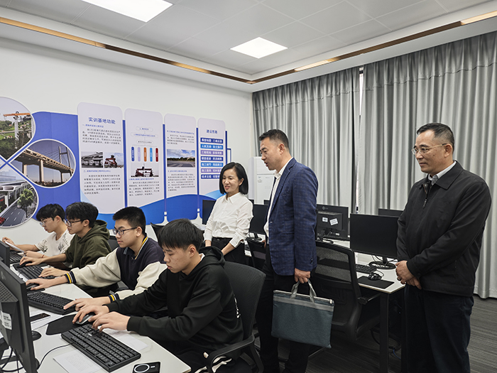 學院院領導在伊嶺校區查看上課情況.jpg