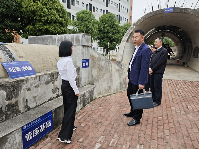 學院領導在檢（jiǎn）查伊嶺校（xiào）區教學實訓場地（dì）.jpg