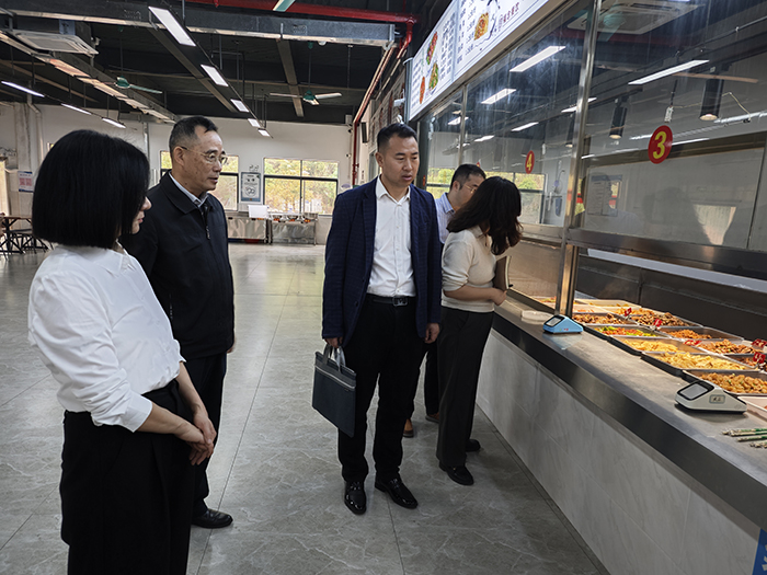 學（xué）院領導在檢查伊嶺校區學生飯堂.jpg