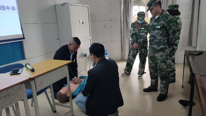 安保人員模擬按壓操作（zuò）.jpg