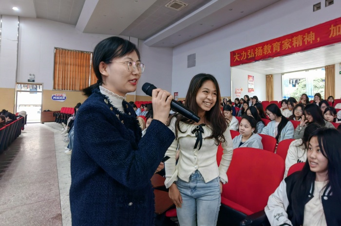 梁壽珺與女生互動圖（tú）一.jpg