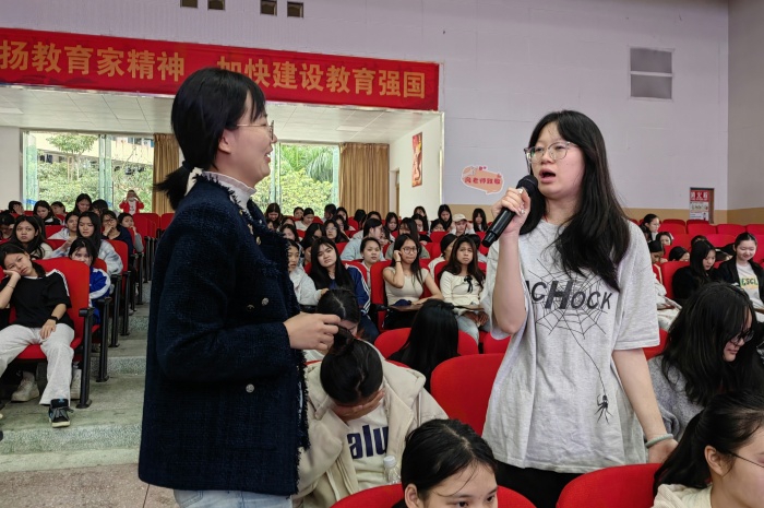 梁壽珺與女生互（hù）動圖二（èr）.jpg