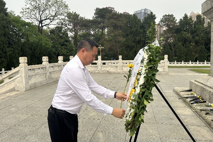 孫祖（zǔ）德整理花圈（quān）挽聯.jpg