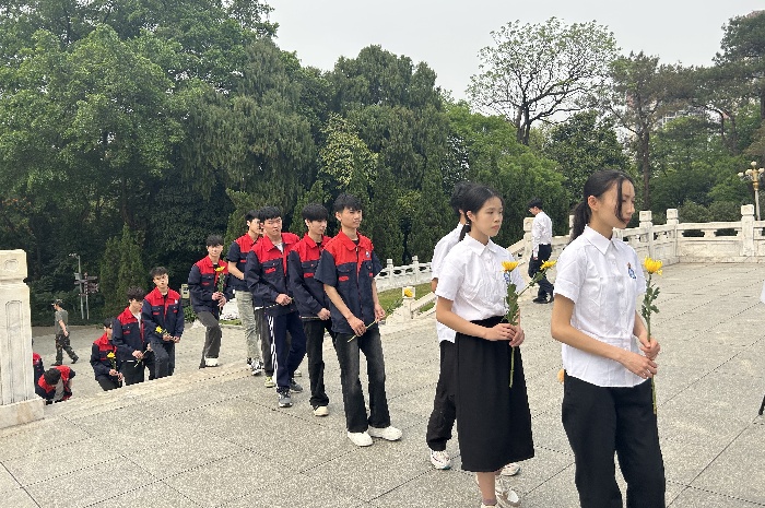 向革命先烈敬獻菊花1.jpg