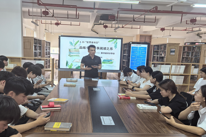 羅嶸老（lǎo）師（shī）朗誦《致（zhì）橡樹》.jpg