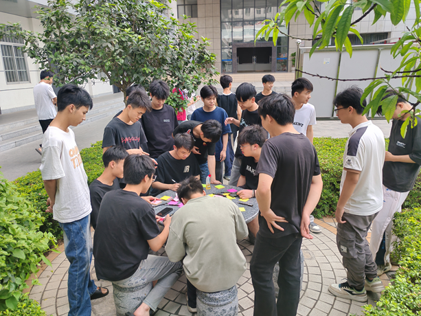 同（tóng）學們認真寫祝福卡片.png
