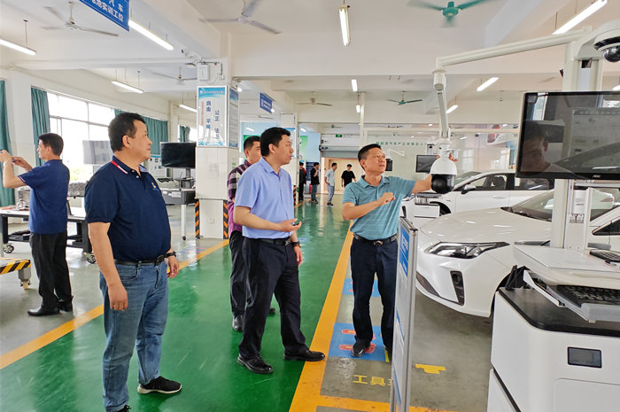 參觀新能源（yuán）汽車實訓基地_副本.jpg