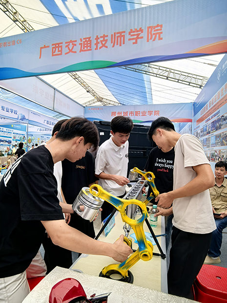 學生參觀汽車零部件手工藝品.jpg