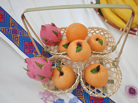 象形麵點參展（zhǎn）作品：橘子、火龍果（guǒ）.jpg
