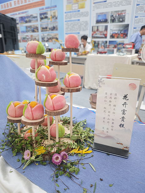 象形麵點參展作品：花（huā）開富貴糕.jpg