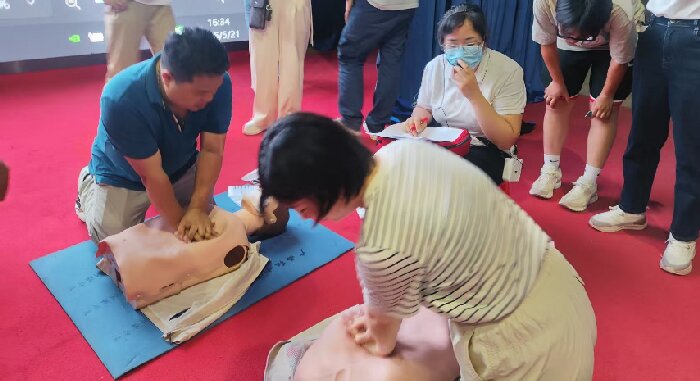 老師在（zài）進行實操考試.jpg