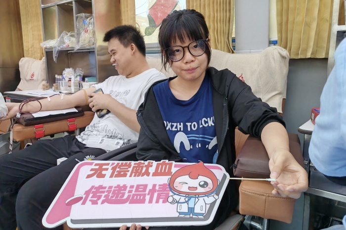 學生在（zài）獻血車內獻（xiàn）血.png
