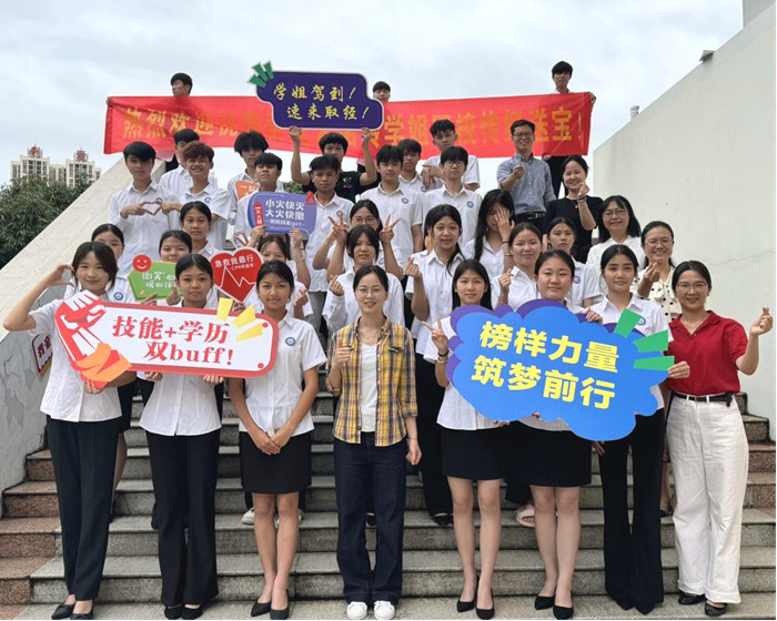 圖4：朱諾玲（líng）和2024交通（tōng）客運服務1班合影_副本.jpg