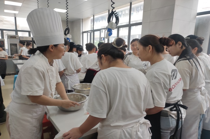 圖3：張銘麟老師在示範操作講解中.jpg