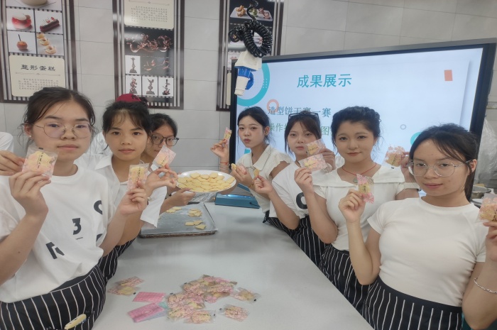 圖5：學生與“勞動成果（guǒ）”合影.jpg