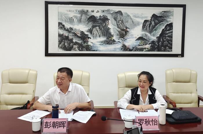 專（zhuān）家聽取匯（huì）報.jpg