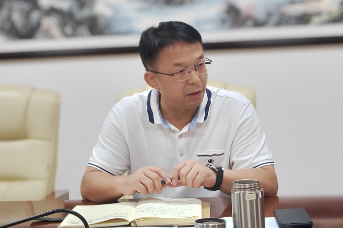 賴國（guó）秋書記聽（tīng）取匯報.png