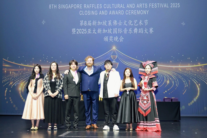 圖2：匈牙利歌劇院首席藝術家莫爾納·萊文特為銀獎選手頒獎（右一為覃曉娜（nà）老師（shī））.jpg