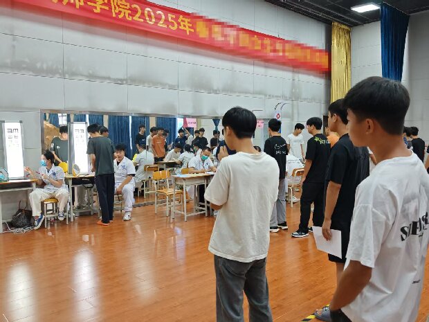 4.新生入學（xué）視力檢測現場.jpg