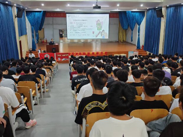 2.專家為同學們講解（jiě）艾滋病傳播的途徑.jpg
