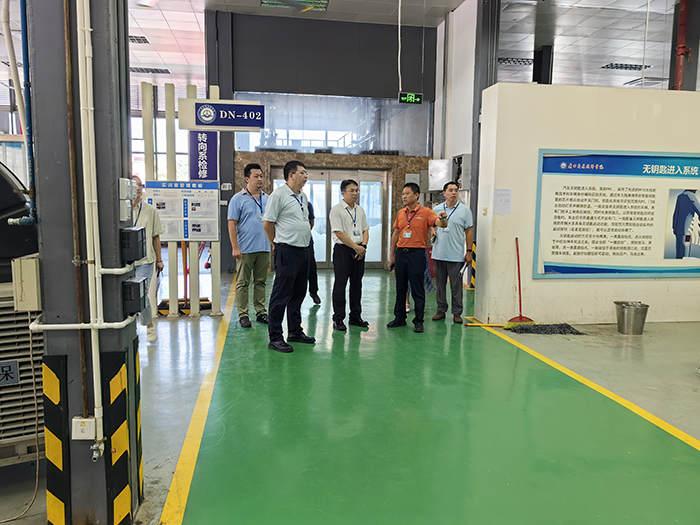 檢查小組在汽車實訓工位進行檢查.jpg