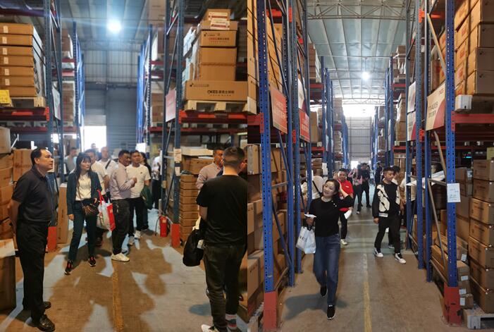 草莓视频在线智能照（zhào）明 | 明星經銷商座談會暨24年春季新品調研會